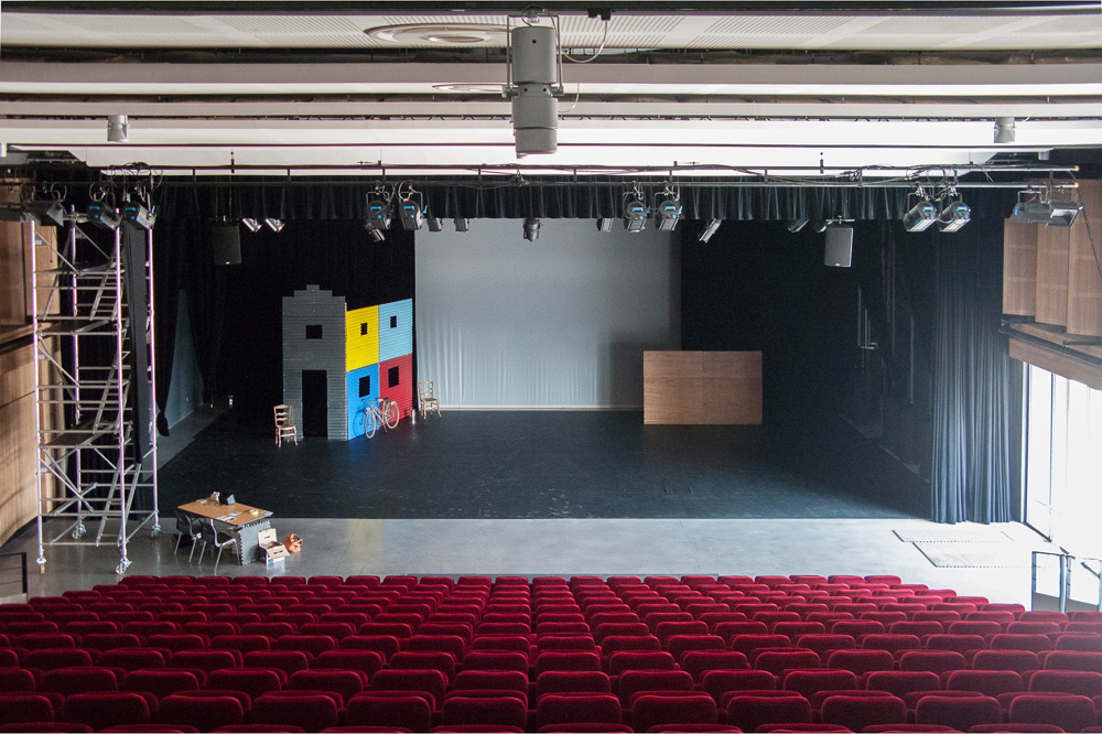 Salle-de-spectacle-de-Vedène,-Avignon,-France,-2012---from-the-series-Empty-Stages---Tim-Etchells-and-Hugo-Glendinning-72dpi
